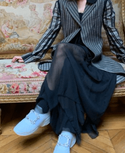 涙の女王の衣装スニーカー どこで買える？お得な購入方法を徹底解説！