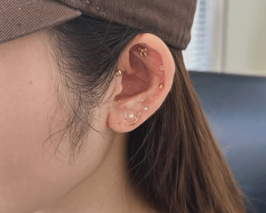耳つぼジュエリーはピアスを外さずできる？併用時の注意点と安全な楽しみ方