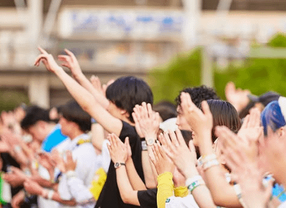 【2025開催】音楽フェスガイド！雨の日でも最高にフェス楽しむための服装と持ち物も紹介