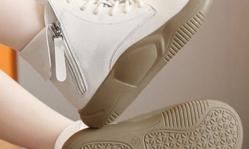 歩きやすいのに美脚効果も！ 50代からの厚底スニーカー選びのポイントは？