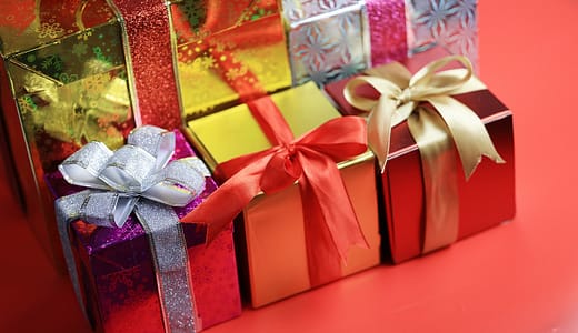 贈り物に名前を入れる必要がある？プレゼントのマナーや適切な価格、効果的な渡し方について
