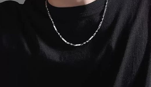 男性がネックレスを服にあえて隠すのはなぜ？おしゃれに取り入れるテクニックも紹介！