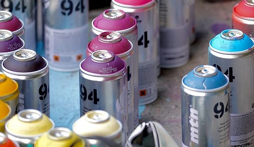 布を染めるスプレーは100均で買える？ダイソー活用術と色落ちの実力とは！