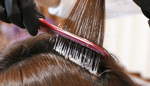 ヘアカラーで頭皮がヒリヒリしたら我慢しても平気？原因と対処法を解説！