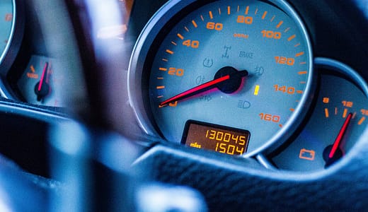 SUVに乗る女性の性格は？モテる理由も解説 