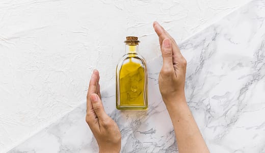 ひまわり油とオリーブオイルの風味と使い方の違い！料理に合わせた選び方ガイド