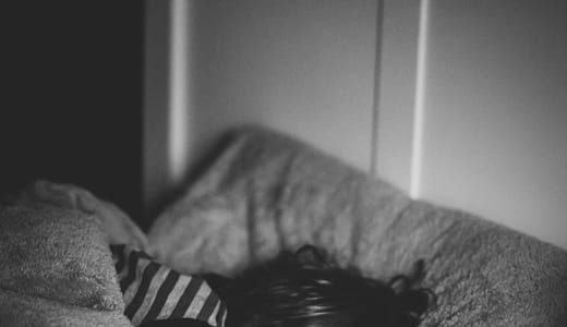 夏の暑さで眠れないのは“温度”のせいじゃなかった？寝苦しい夜を終わらせる意外な快眠テクニック